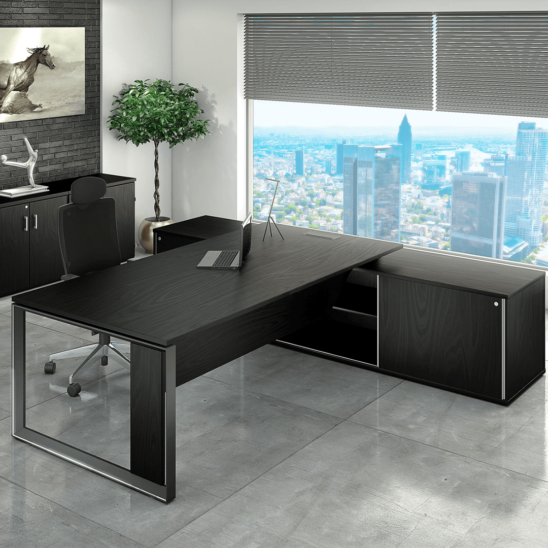 Mesa Executiva Atto para escritórios corporativos, com design moderno, estrutura robusta e amplo espaço para trabalho executivo e gestão.