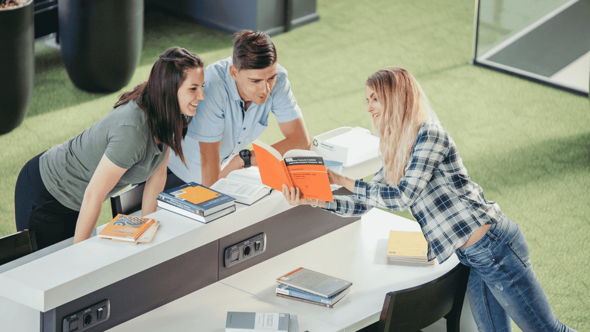 Mobiliário Corporativo Inteligente: Como Criar Ambientes Ágeis, Multifuncionais e Colaborativos.