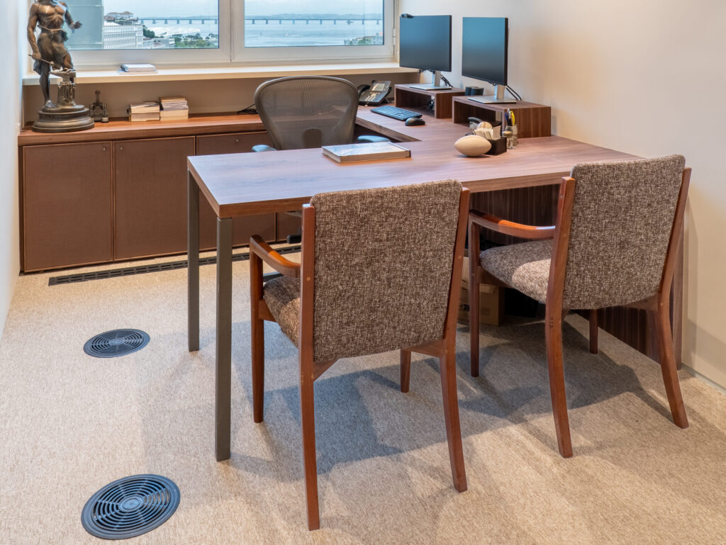 sala de advogado com mobiliário em madeira restaurado e ambiente executivo