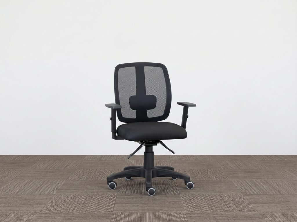 Cadeira Trend vista frontal e lateral, mostrando o design moderno, encosto em tela, braços ajustáveis e base giratória de uma cadeira ergonômica profissional