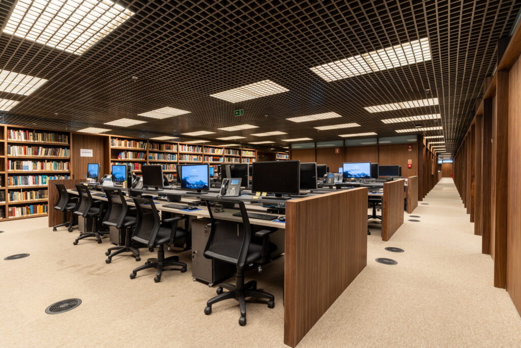 estações de trabalho em escritório de advocacia com mobiliário planejado e setorização eficiente