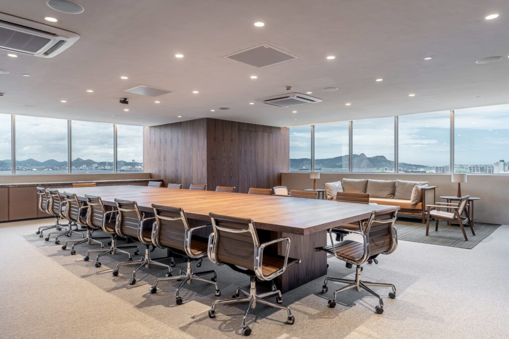 mobiliário corporativo de alto padrão em sala de reunião com cadeiras em couro natural e mesa executiva