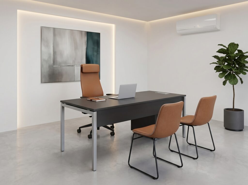 Sala de diretoria moderna com mesa executiva, cadeiras em couro caramelo, cadeira presidente, ar-condicionado, planta decorativa e iluminação embutida.